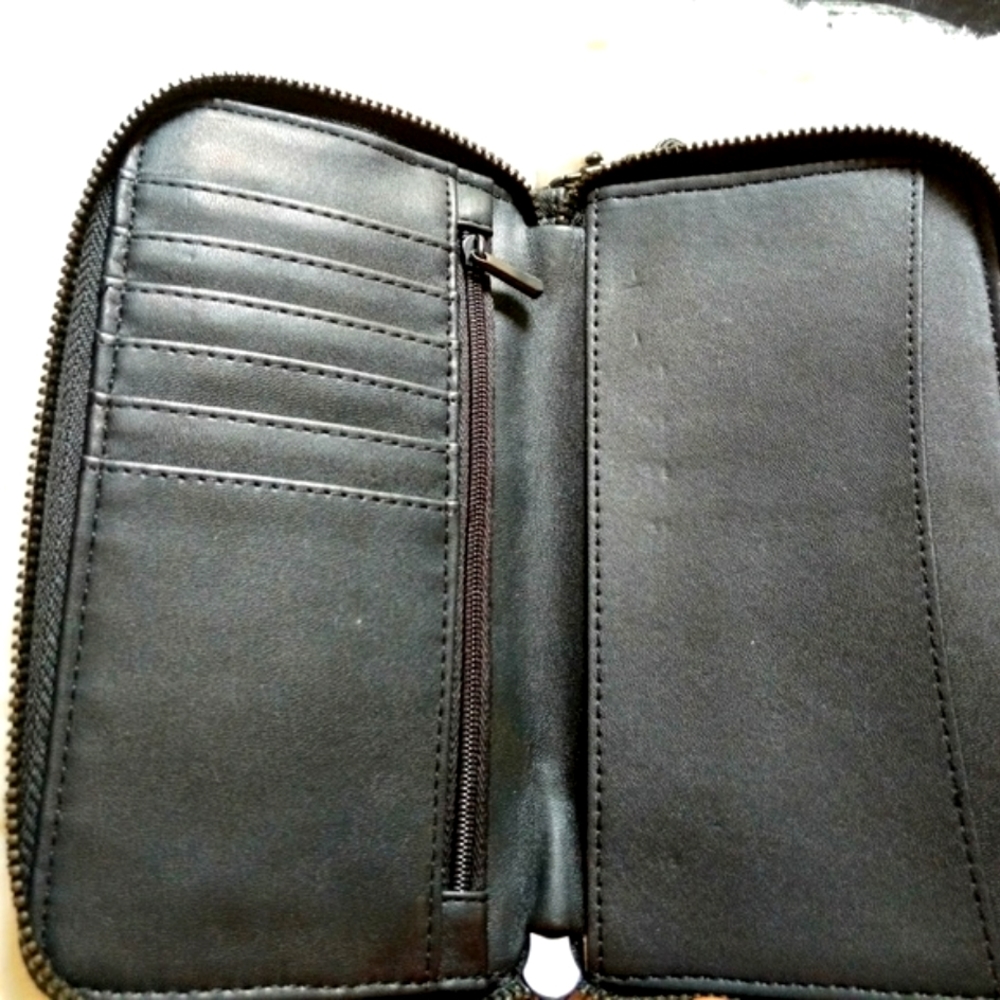 🍃 Black ruffle wristlet - Picture 3 of 4